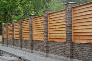 Mur de clôture en brique et bois