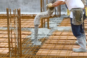 Artisan coulant un plancher en béton