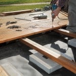 Artisan construisant terrasse bois