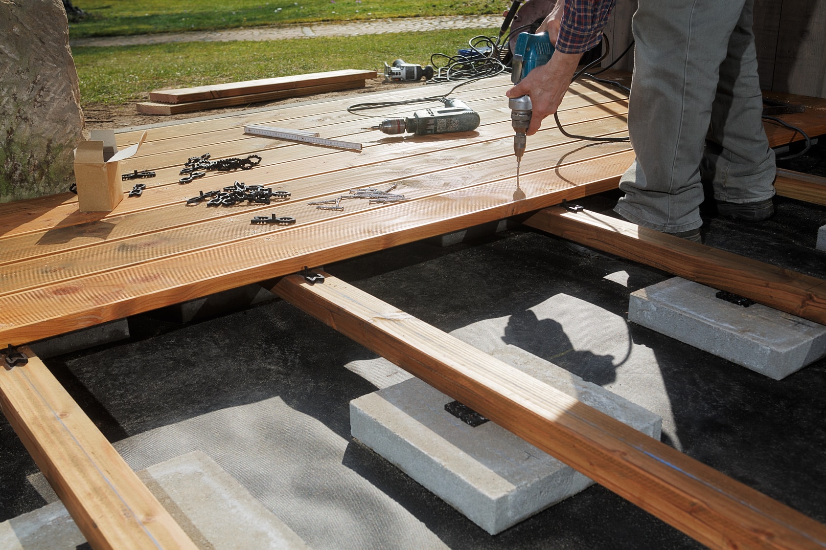 Artisan construisant terrasse bois