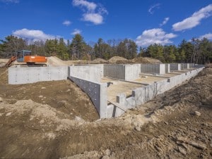 Construction fondations maison.