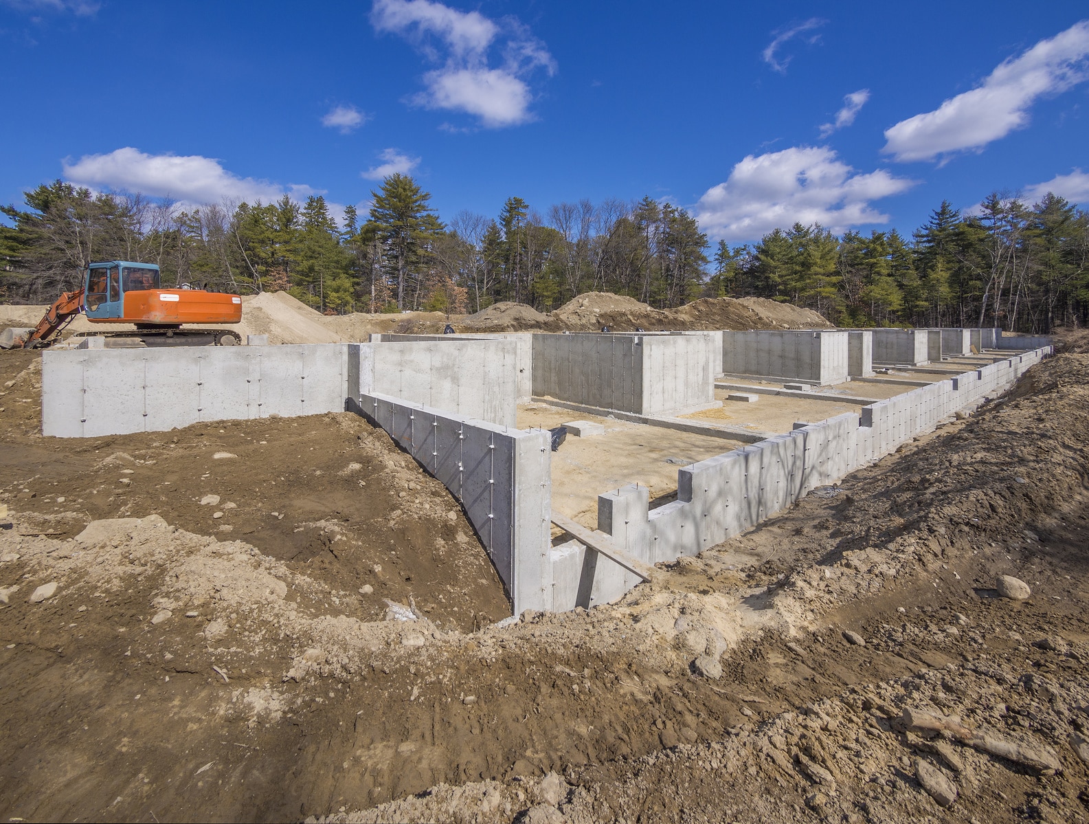 Construction fondations maison.