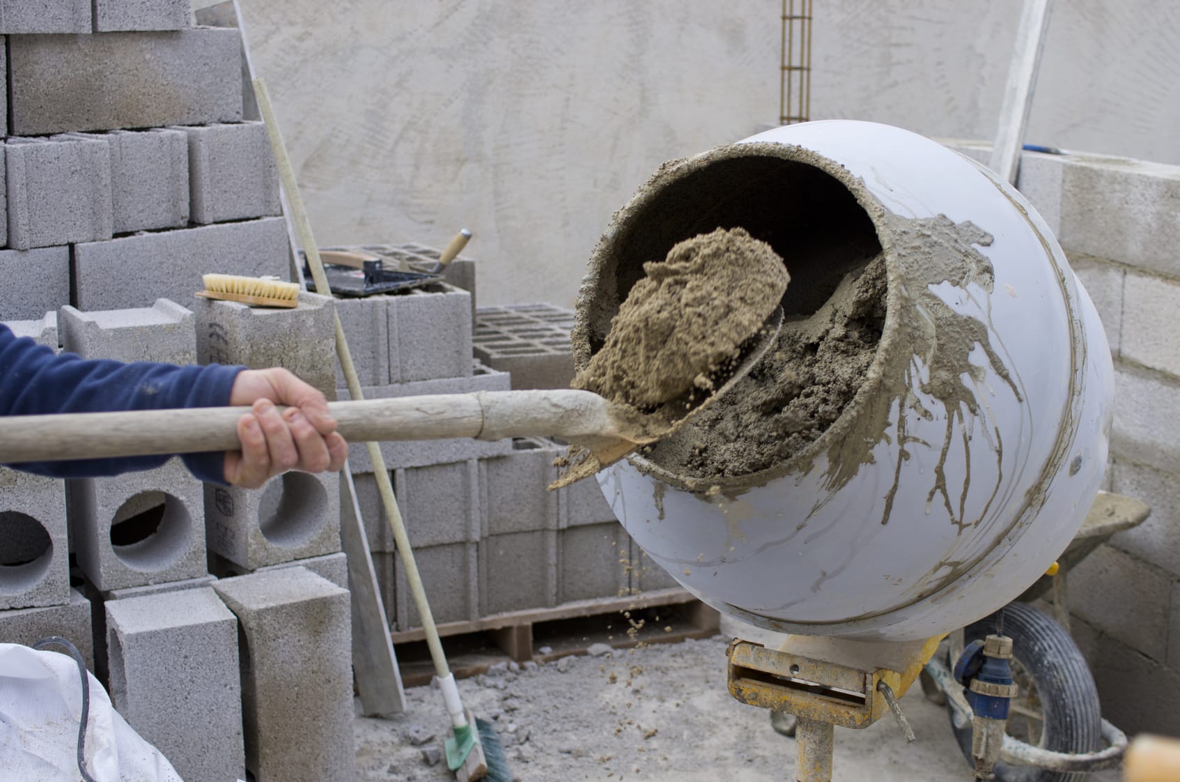 Artisan réalisant béton.