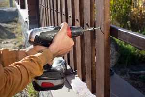 Installer clôture en bois