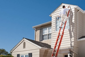 Peinture d’un mur extérieur d’une maison en bois