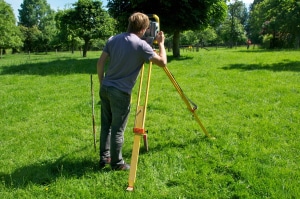 Geomètre effectuant un bornage de terrain