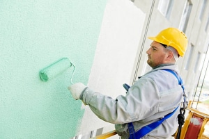 Peinture verte d’un mur extérieur d’une maison