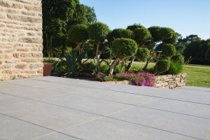 Que faut-il savoir sur la terrasse en dalle sur plot ?