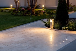 allée de jardin carrelée avec lumières intégrées