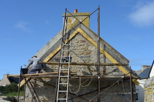 Ravaler une façade en pierre