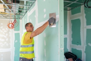 Ponçage d’un joint placo de salle de bain