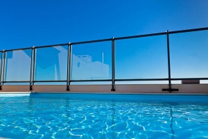 Barrière de piscine en verre