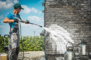 Nettoyage d’un mur extérieur au nettoyeur à haute pression