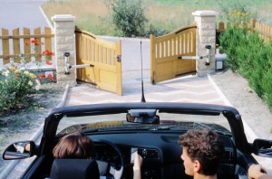 les personnages commandent l'ouverture du portail du jardin depuis la voiture