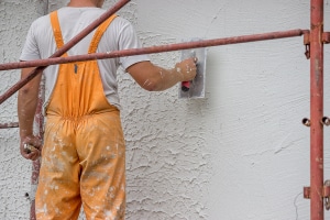 Travaux d'enduit sur mur extérieur