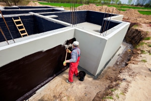 Artisan en train de construire une maison 