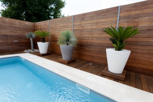 palissade en bois pour cacher une terrasse avec piscine