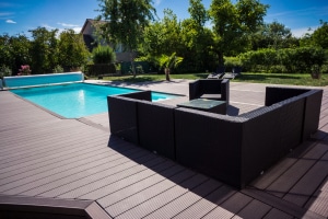 terrasse en composite avec piscine