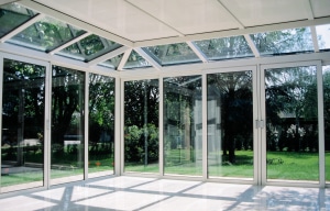 une veranda vide coté jardin en structure d'aluminium