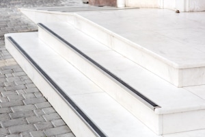 Escalier avec carrelage en marbre pour l'extérieur dans une entrée