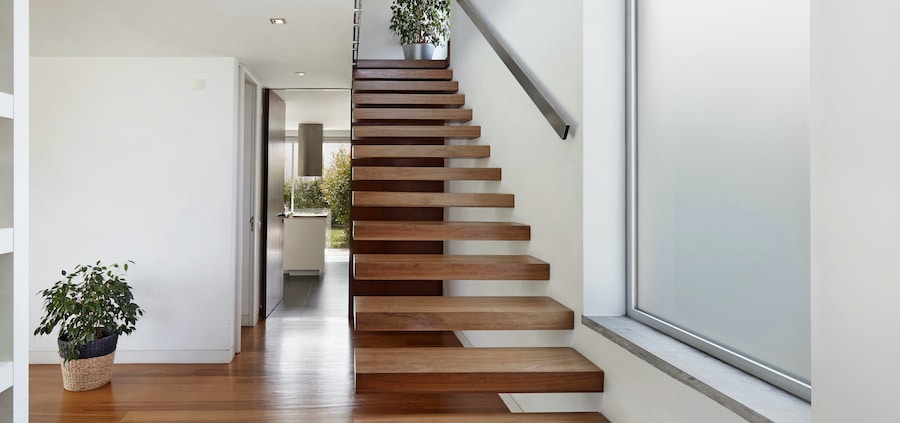 Escalier suspendu dans un appartement